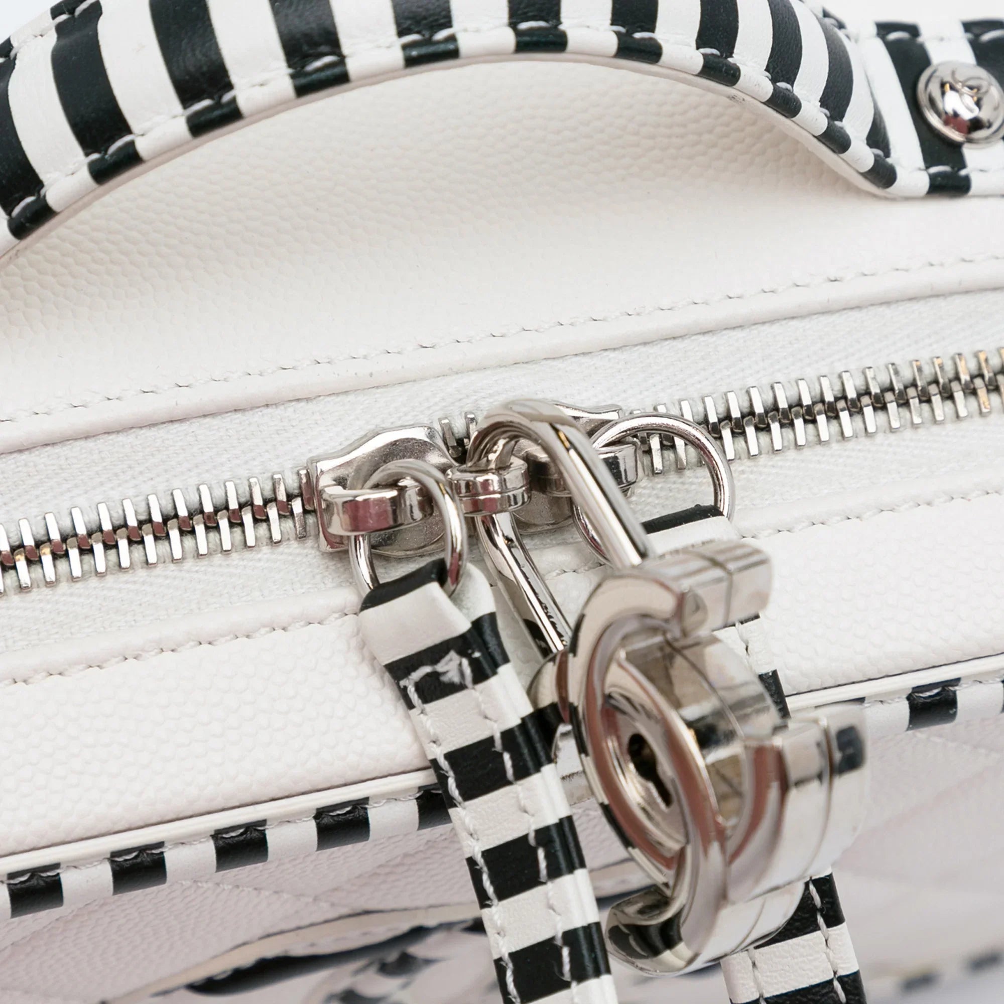 Pre-Owned Caviar Bag Small CC White Leather Vanity Unisex (Like Authenticated Filigree Chanel New)
