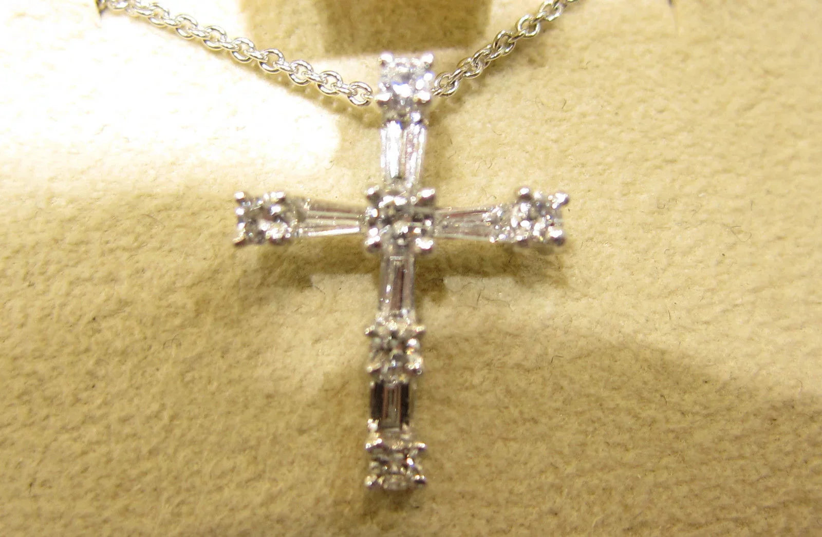 ROUND CROSS PENDANT BRILLIANT DIAMOND BAGUETTE
