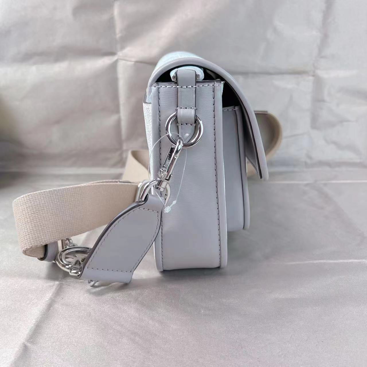 MICHAEL KORS MESSENGER BRADSHAW MEDIUM BAG OPT/PGREY 30S1S2BM2B LOGO