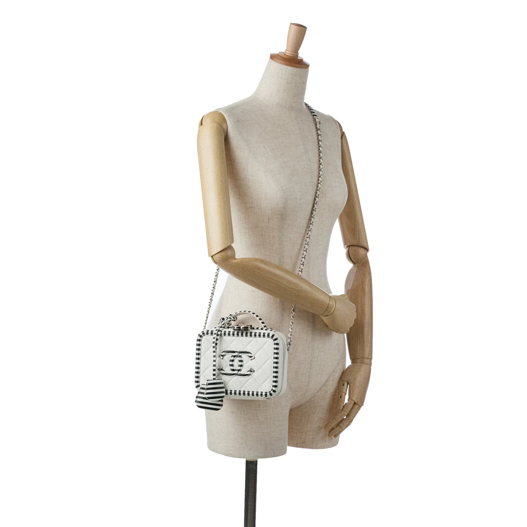 Pre-Owned Caviar Bag Small CC White Leather Vanity Unisex (Like Authenticated Filigree Chanel New)