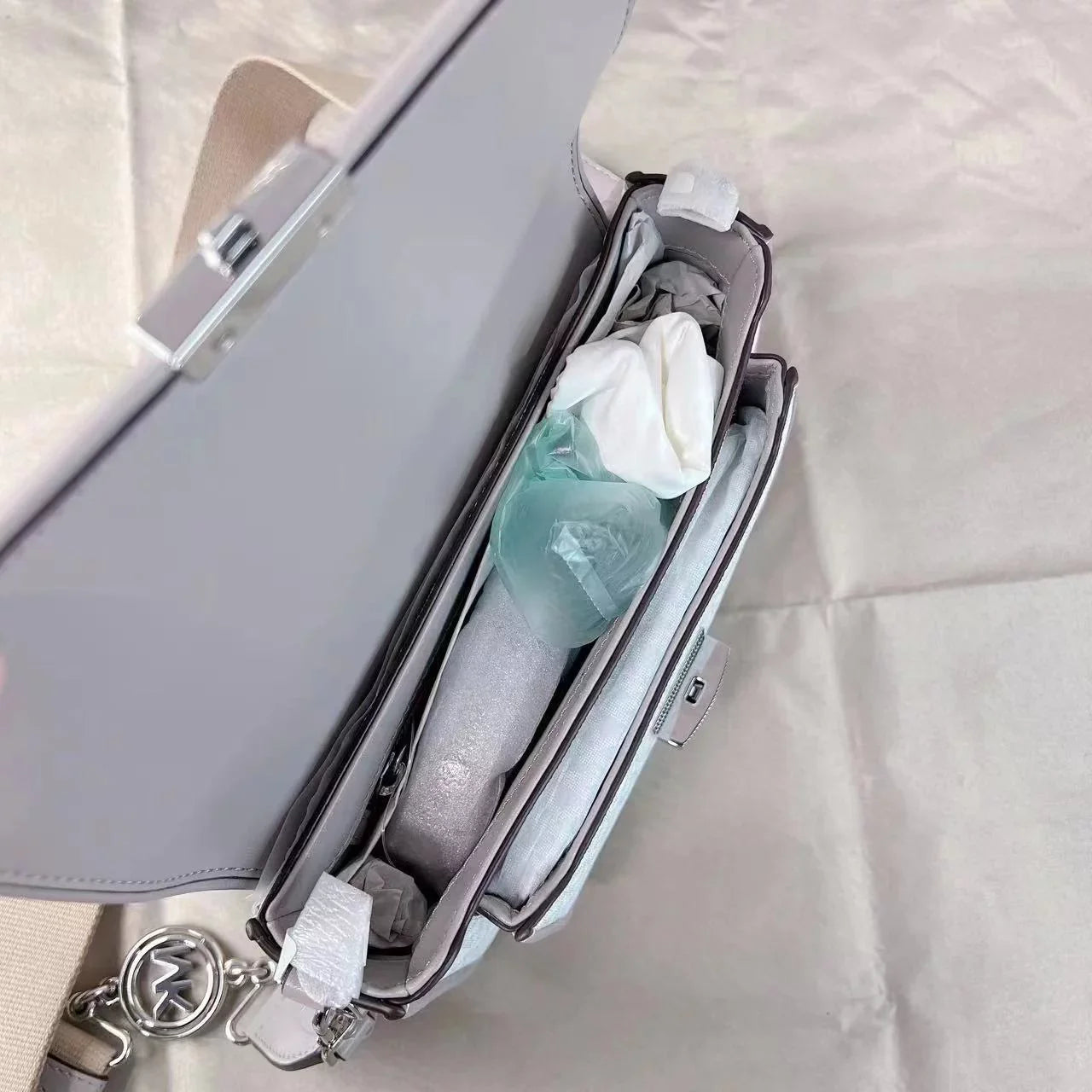 MICHAEL KORS MESSENGER BRADSHAW MEDIUM BAG OPT/PGREY 30S1S2BM2B LOGO