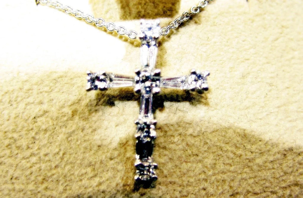 ROUND CROSS PENDANT BRILLIANT DIAMOND BAGUETTE