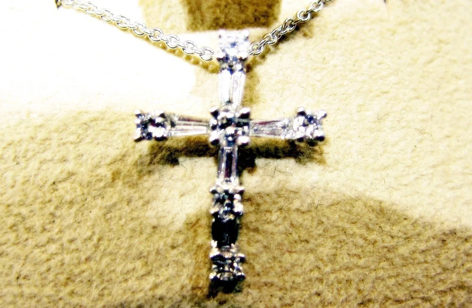 ROUND CROSS PENDANT BRILLIANT DIAMOND BAGUETTE