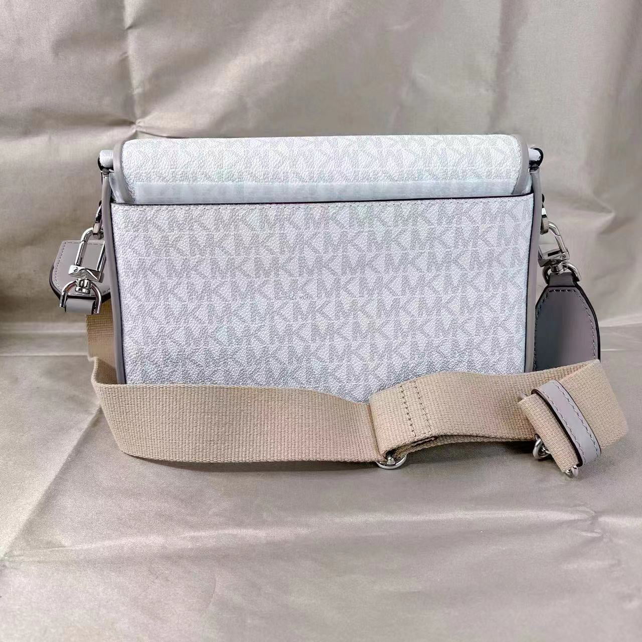 MICHAEL KORS MESSENGER BRADSHAW MEDIUM BAG OPT/PGREY 30S1S2BM2B LOGO