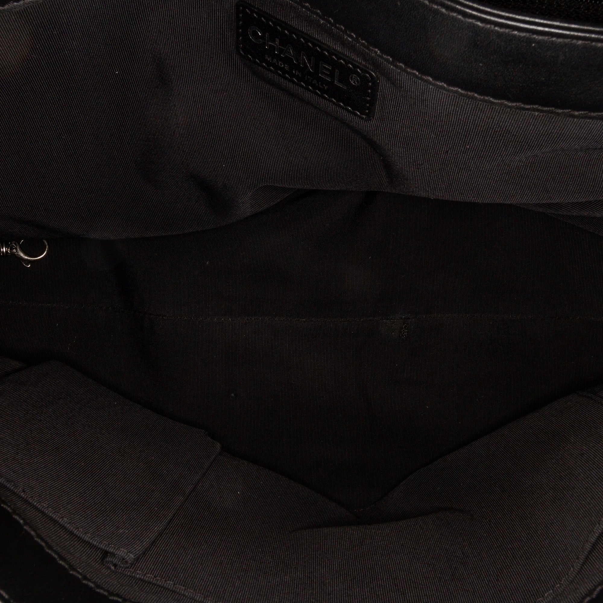 Bag Pre-Owned Black Chanel Authenticated (Good) Tote Reverso Leather Unisex Patent Tote Shopping Boy